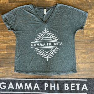 Gamma phi beta t-shirt powder Gray white gphi triangles around letter v-neck MED